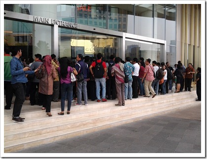 antrian iphone 5 luar gedung